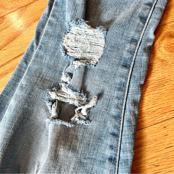 Levi’s- 711 Skinny Jeans, Light Wash Size 32 with Distressing - Picture 4 of 6